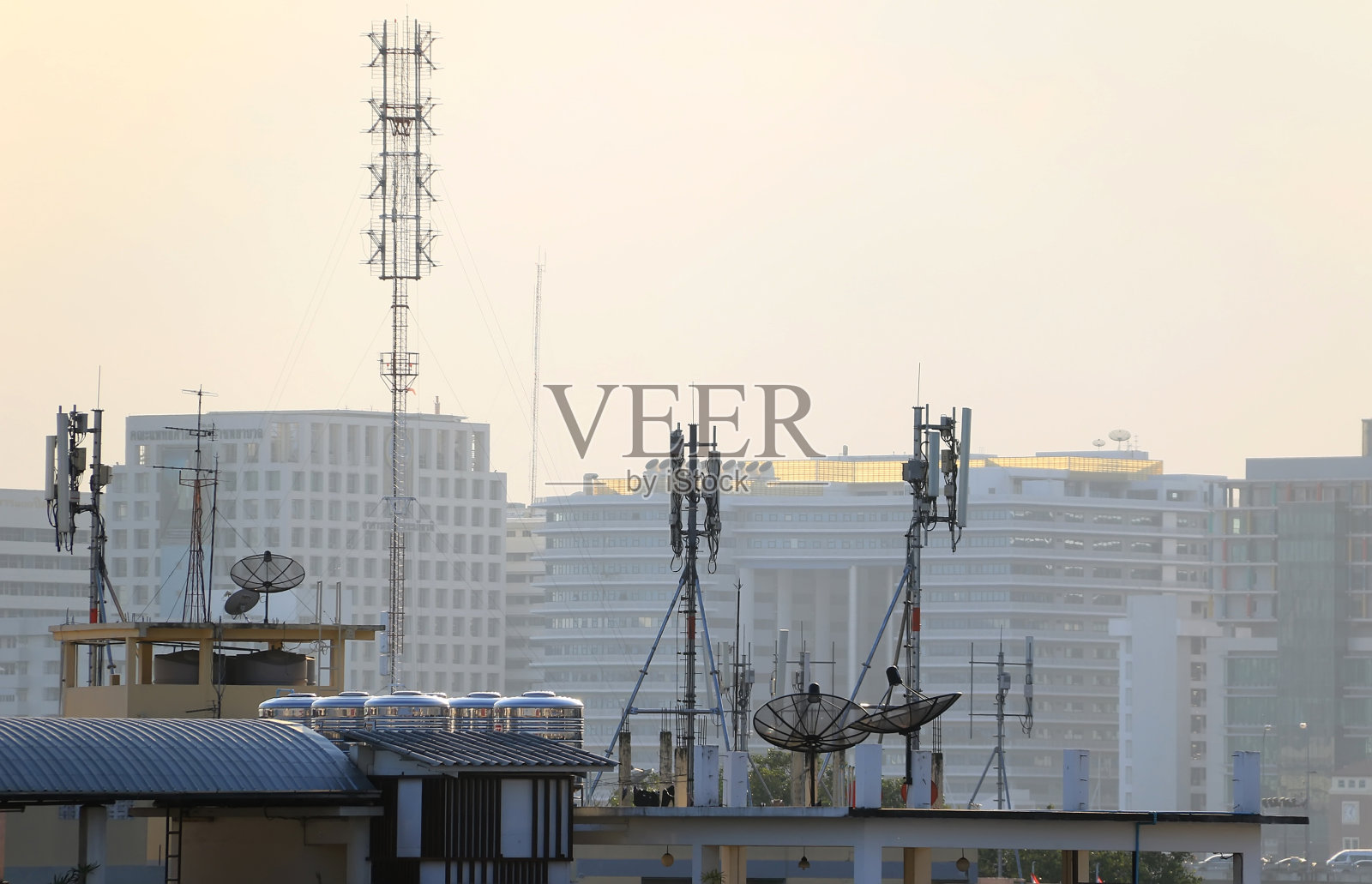 屋顶上抛物面卫星天线俯瞰城市照片摄影图片