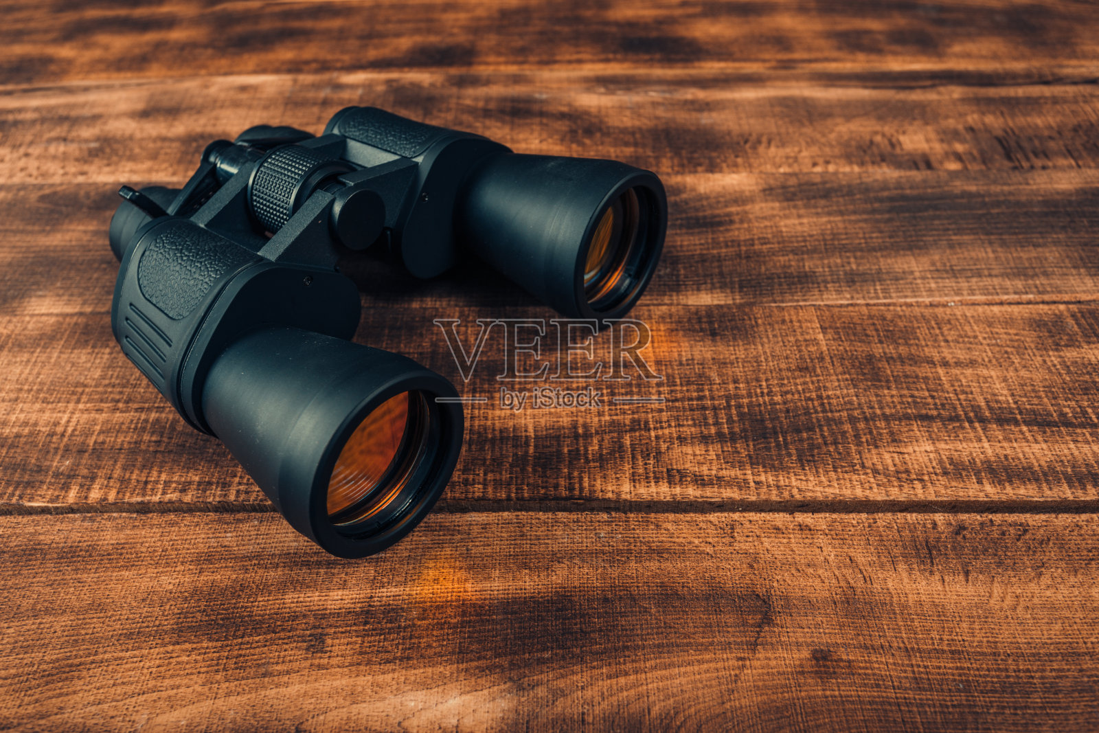 在木地板上的背包旅行设备俯视图。旅行的概念。照片摄影图片