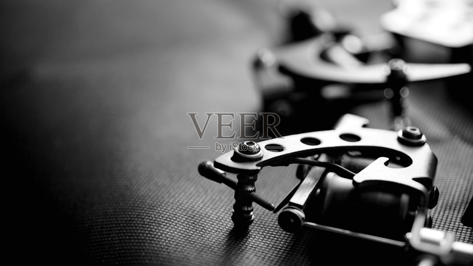 暗色背景上的纹身机和纹身用品照片摄影图片