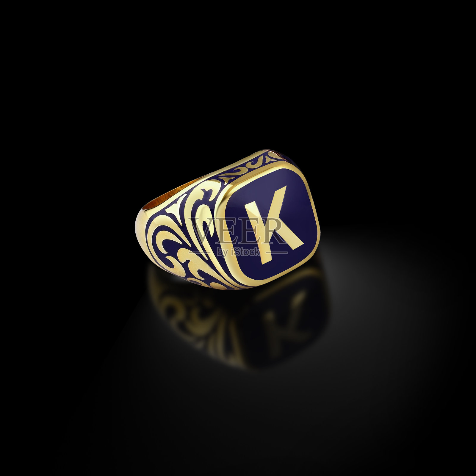 男人金字母戒指照片摄影图片