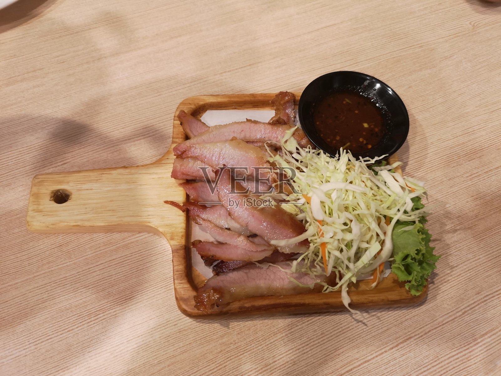 木炭煮猪颈木托盘照片摄影图片