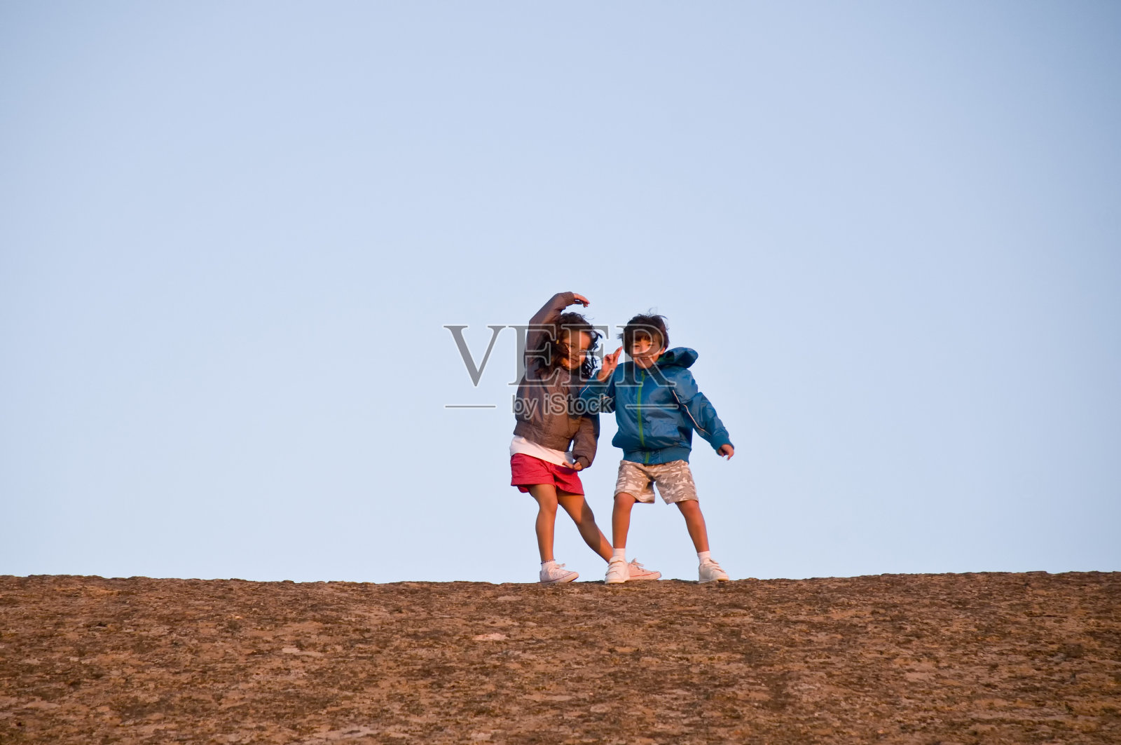 两个快乐的年轻人用手做动作-接触大自然照片摄影图片