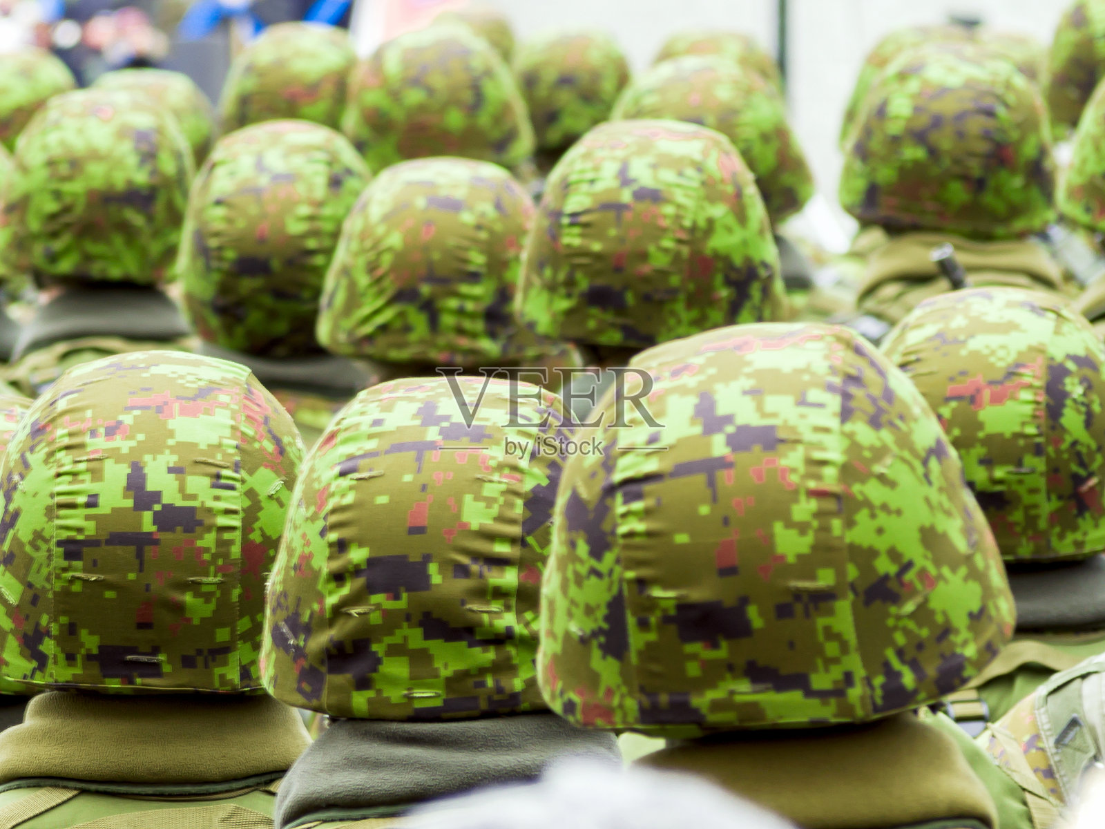 军队士兵在街道上行进照片摄影图片