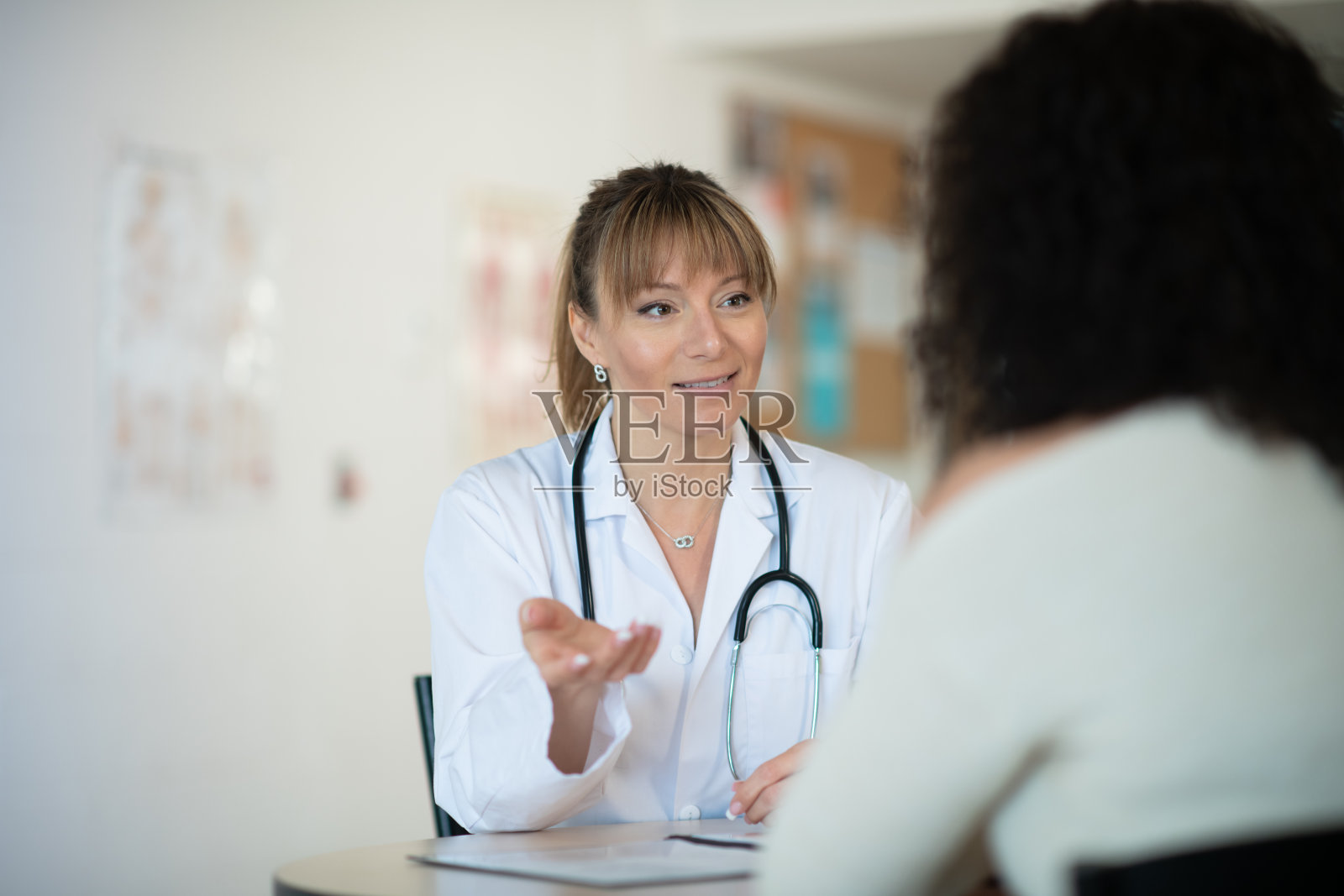 医生与病人交谈照片摄影图片