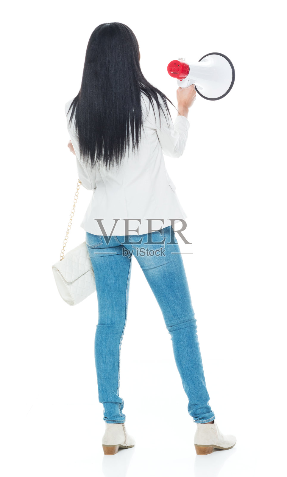 美丽的拉丁女性穿着夹克和牛仔裤-使用扩音器照片摄影图片