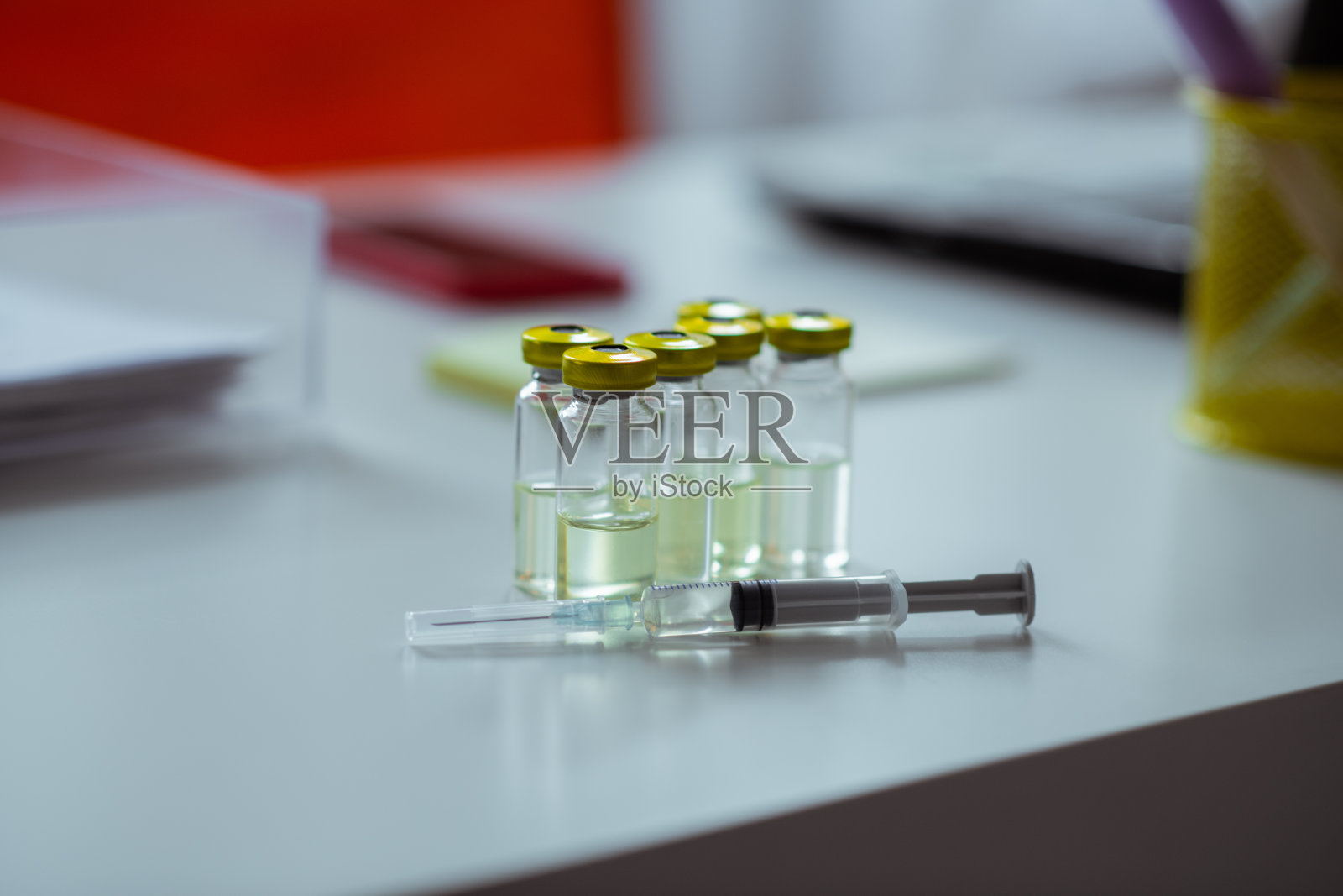 安瓿和注射器躺在医院的桌子上照片摄影图片