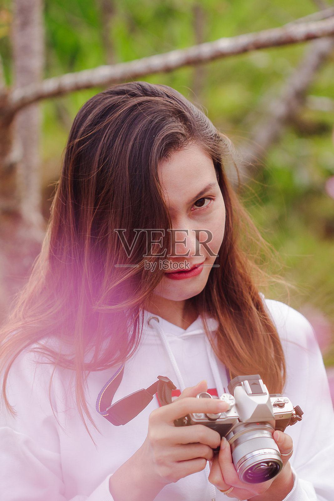 女人微笑着拿着相机照片摄影图片