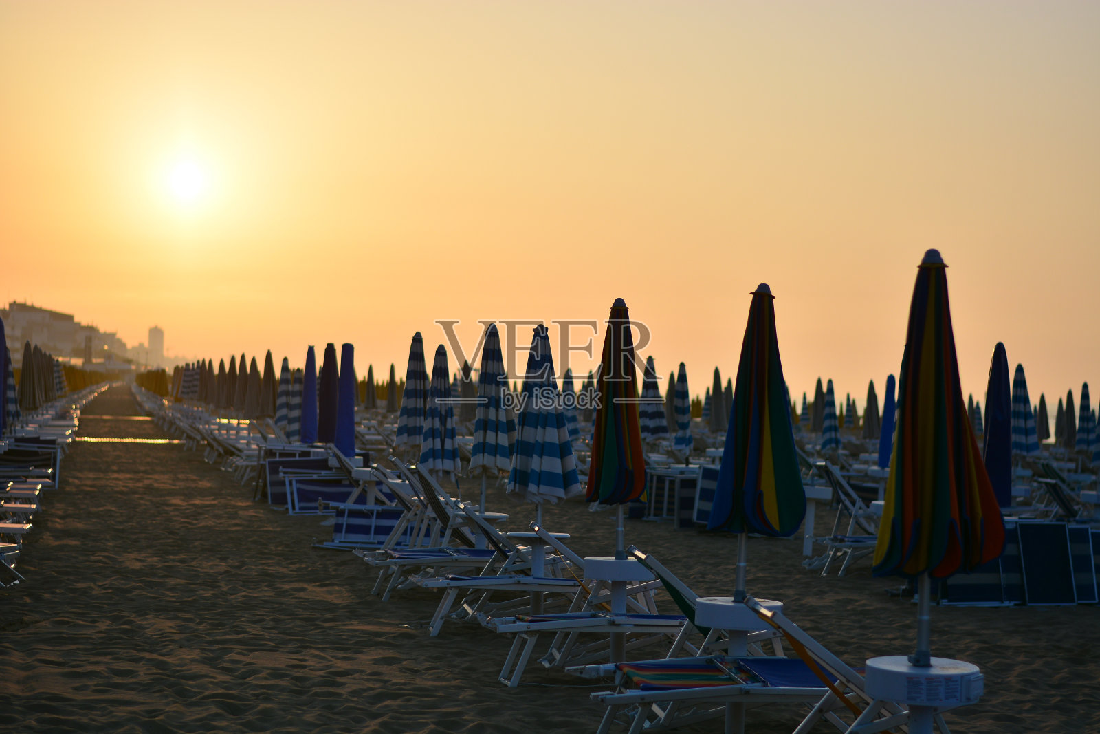 太阳在荒芜的海滩上升起照片摄影图片