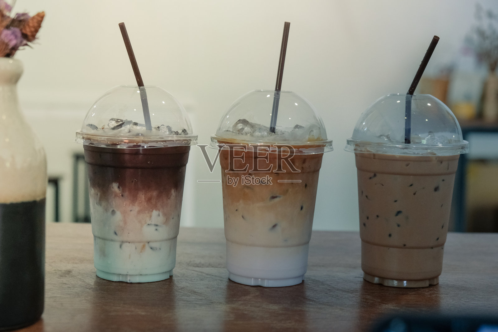 三杯冰咖啡饮料。冰巧克力，冰可可和冰薄荷糖浆照片摄影图片