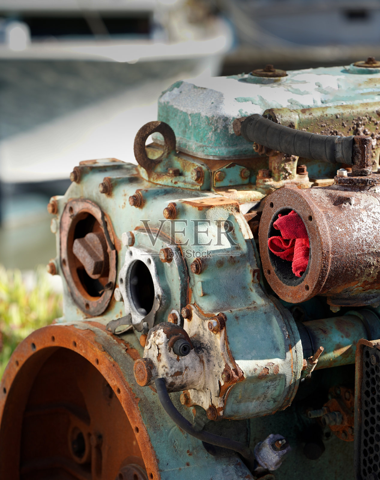 码头上生锈的旧引擎照片摄影图片