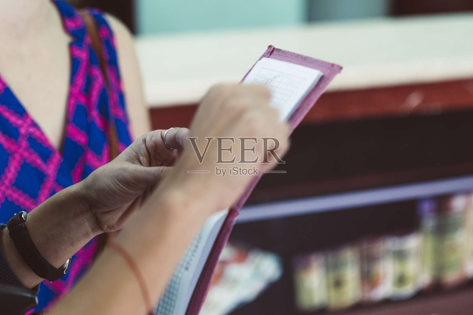 古巴持有口粮簿照片摄影图片