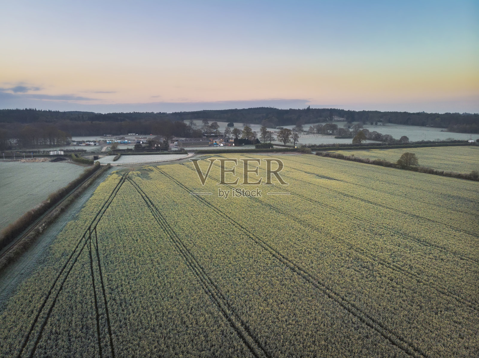 令人惊叹的无人机航拍图像，英国农村在春天的日出油菜籽油菜田照片摄影图片