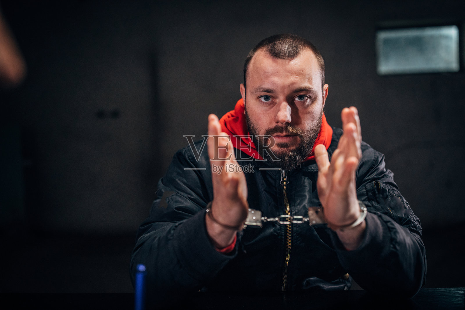 被捕的罪犯戴着手铐照片摄影图片