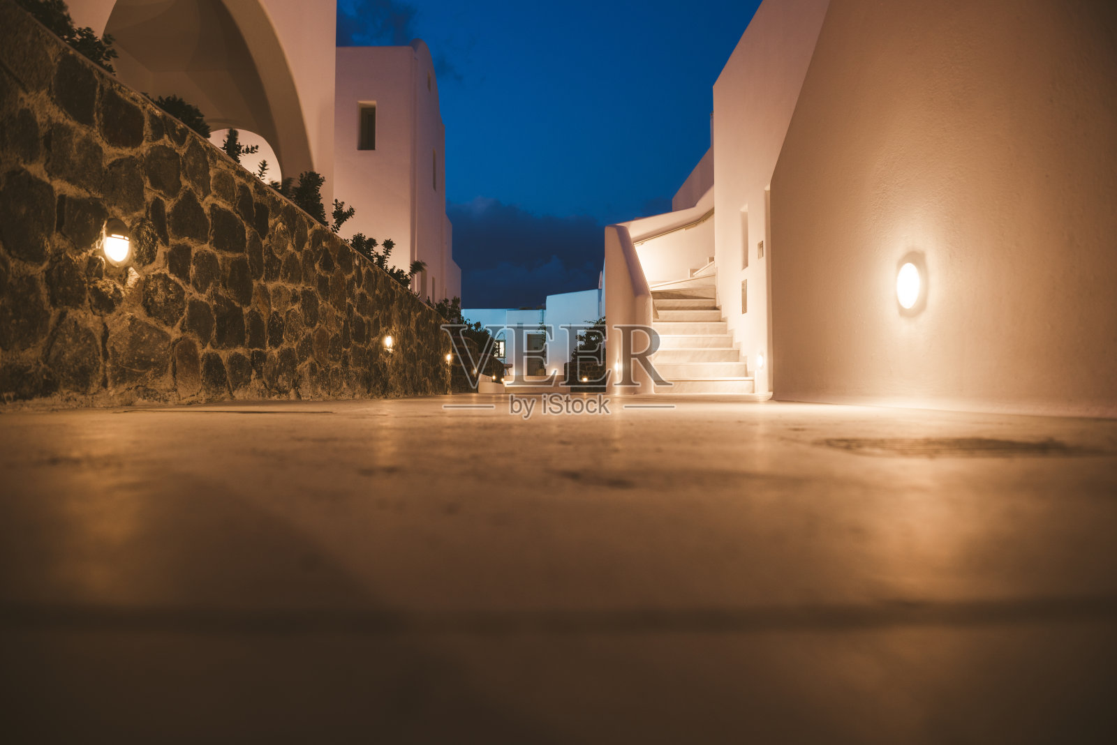 圣托里尼村步道的夜景照片摄影图片