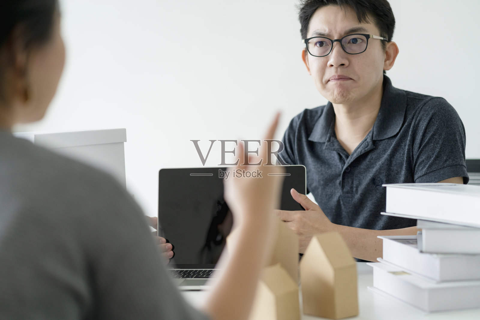 亚洲眼镜男强调与同事争论在会议室的办公室背景照片摄影图片