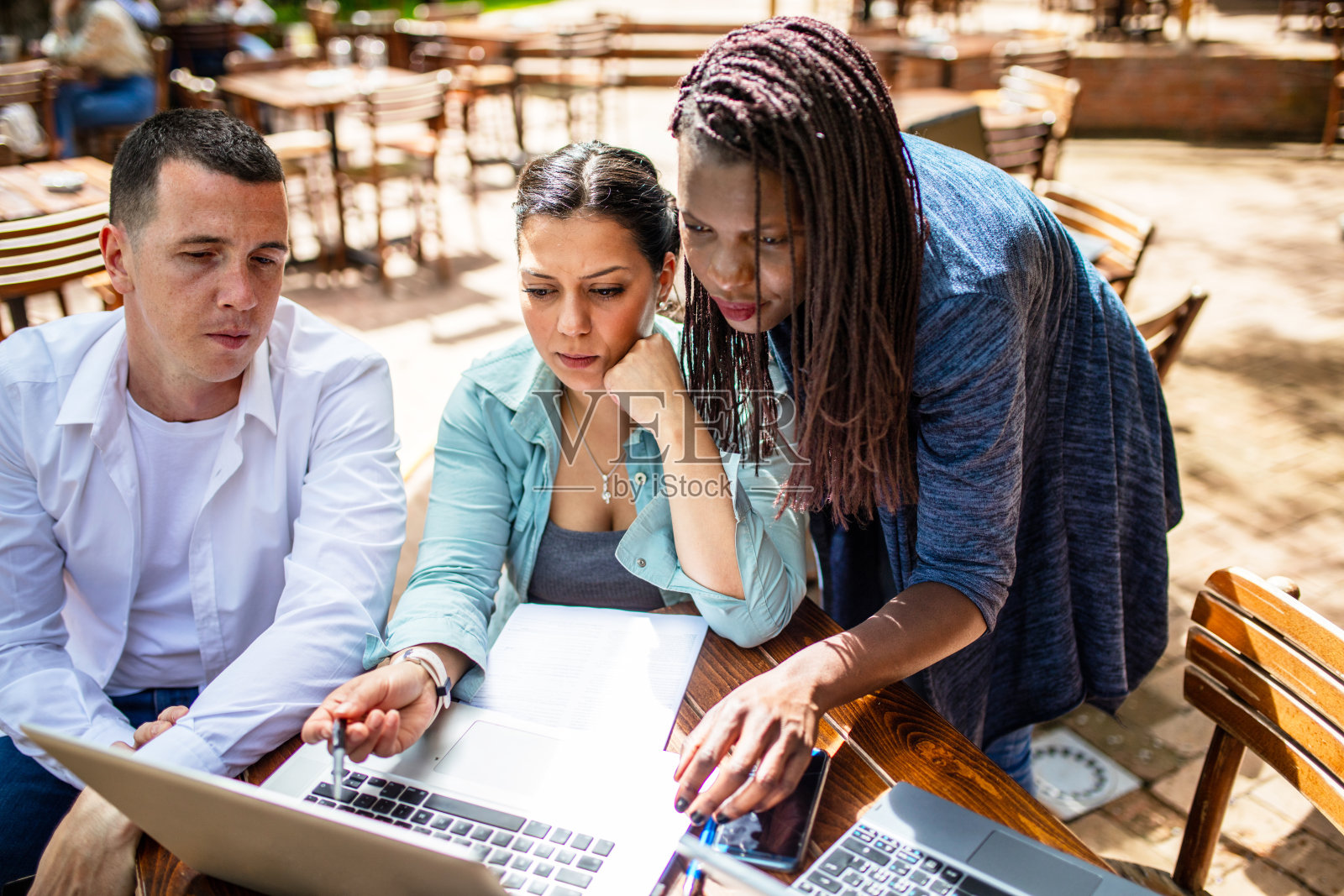 让我们在网上赚钱。朋友们正在寻找新的网上投资。照片摄影图片