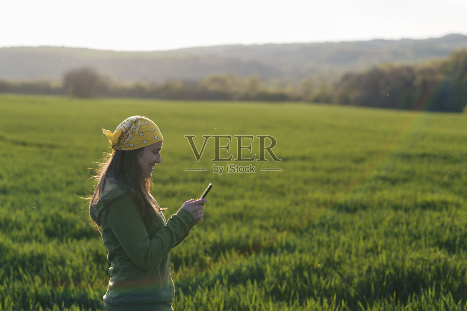 阳光明媚的女孩在户外的大自然中自拍。照片摄影图片