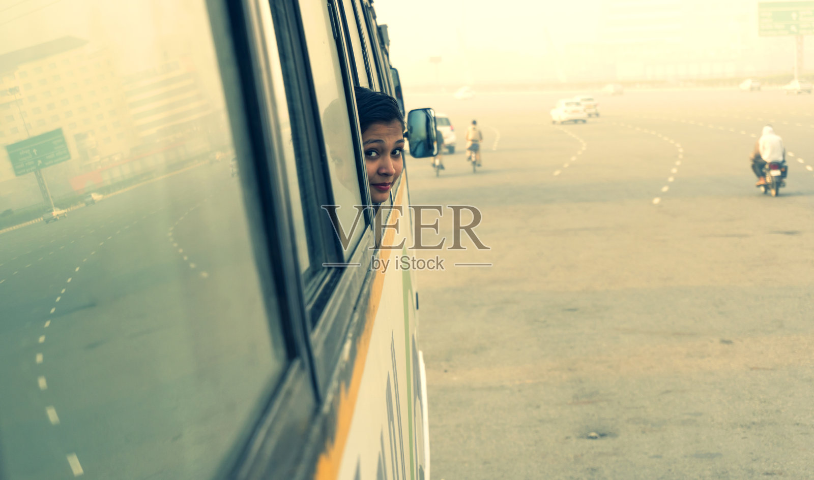 可爱的女孩望着窗外照片摄影图片