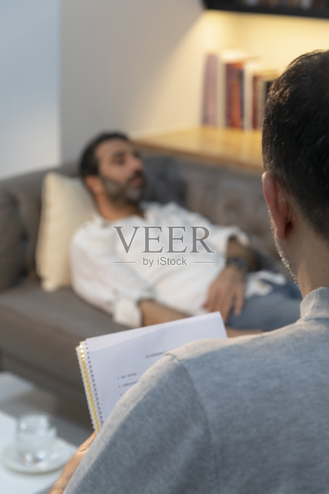 咨询会议精神科医生与客户交谈照片摄影图片