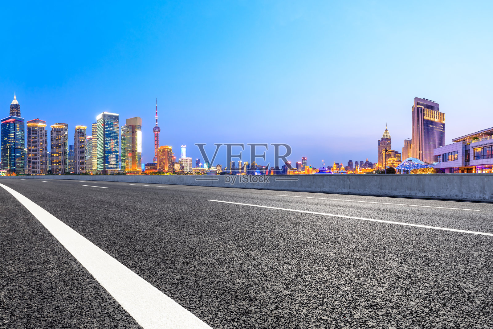 高速公路和上海现代城市建筑的天际线照片摄影图片