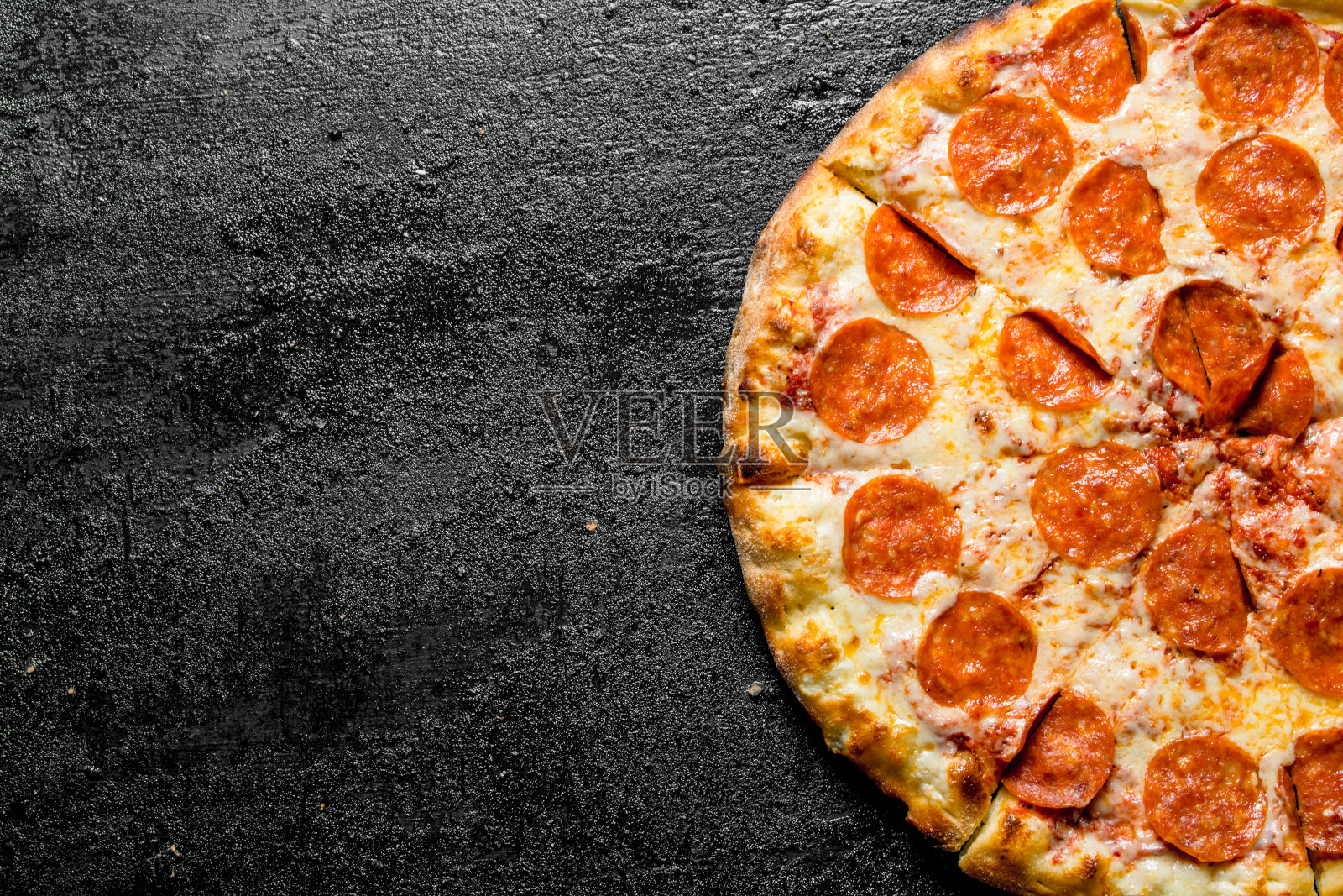 意大利香肠切片披萨。照片摄影图片