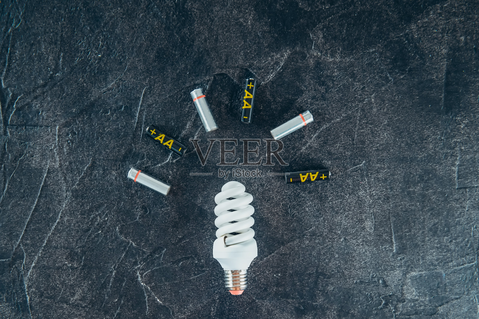 回收，替代能源概念与led灯和电池。危险废物在黑色的石头背景与文字空间。照片摄影图片