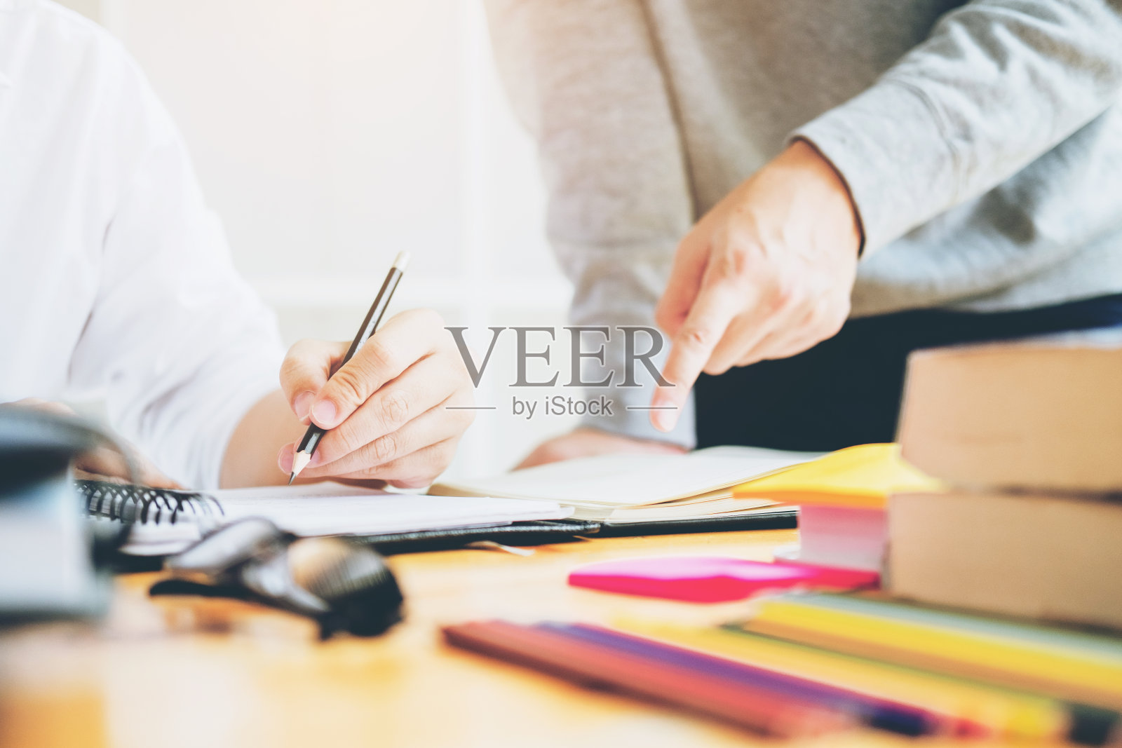 高中生或大学生一起在图书馆学习和阅读照片摄影图片