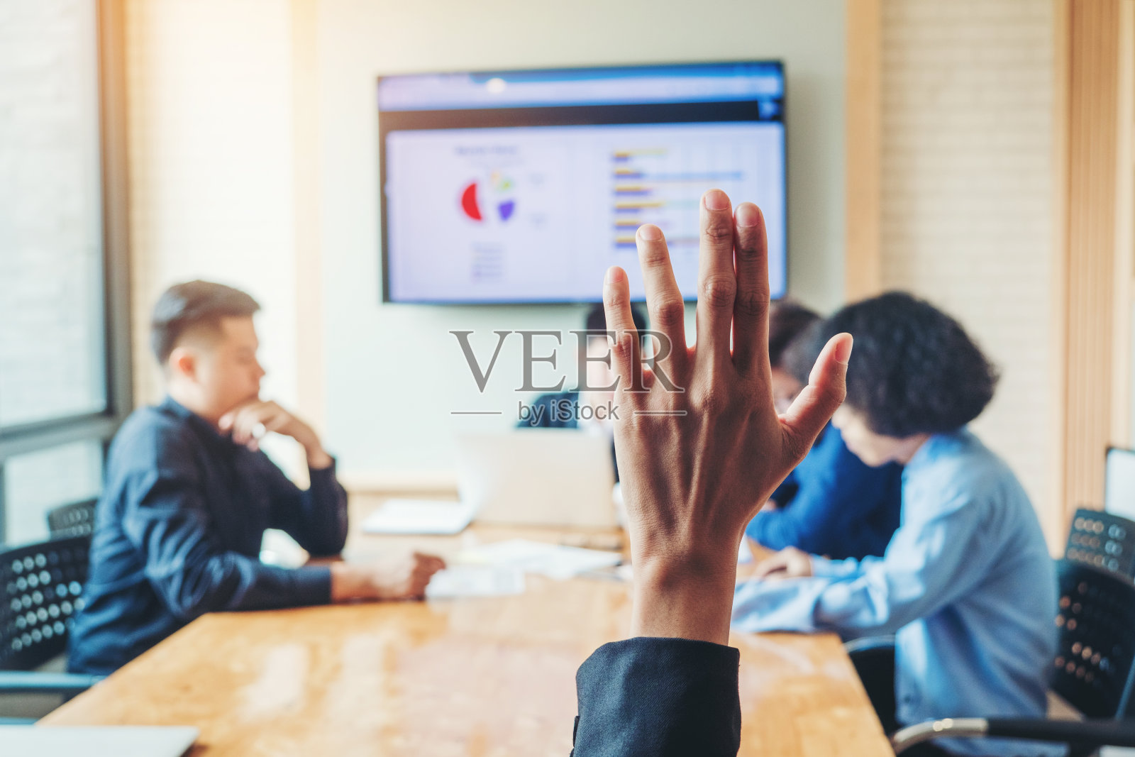 商界女性手举商务研讨会、商务会议概念照片摄影图片