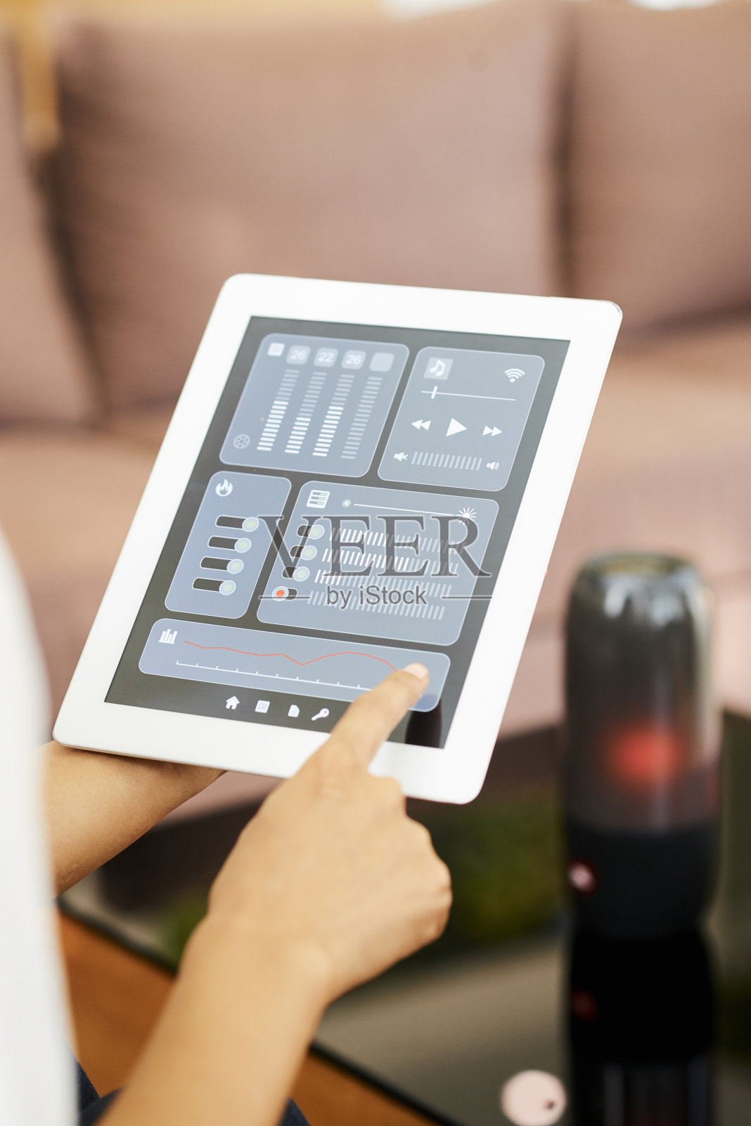 用在线应用控制音乐的女人照片摄影图片