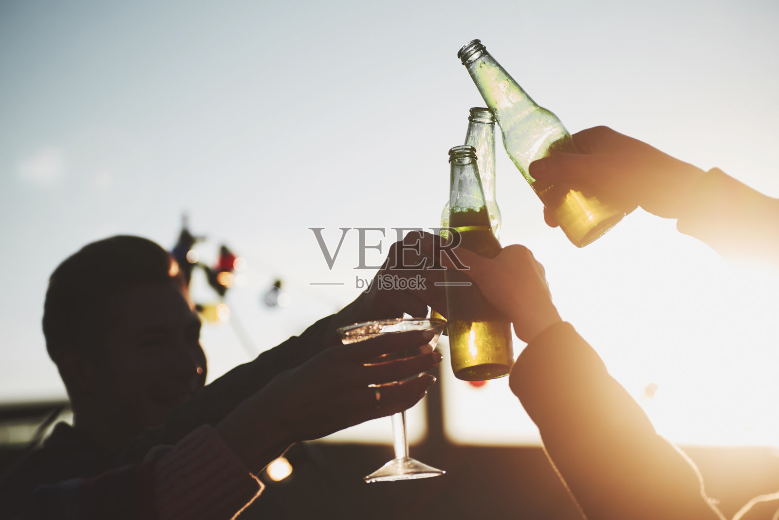 日光穿过玻璃。它的屋顶派对。一群朋友在阳光明媚的秋日度假照片摄影图片