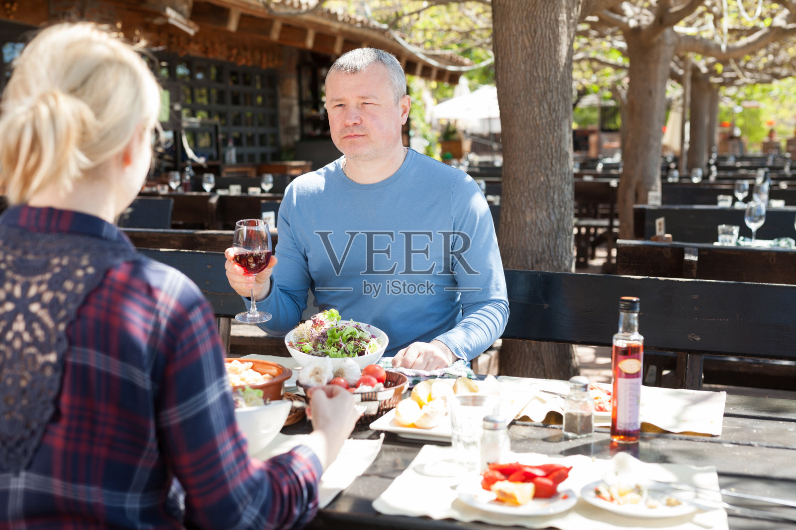 和妻子在户外阳台上吃午饭的男人照片摄影图片