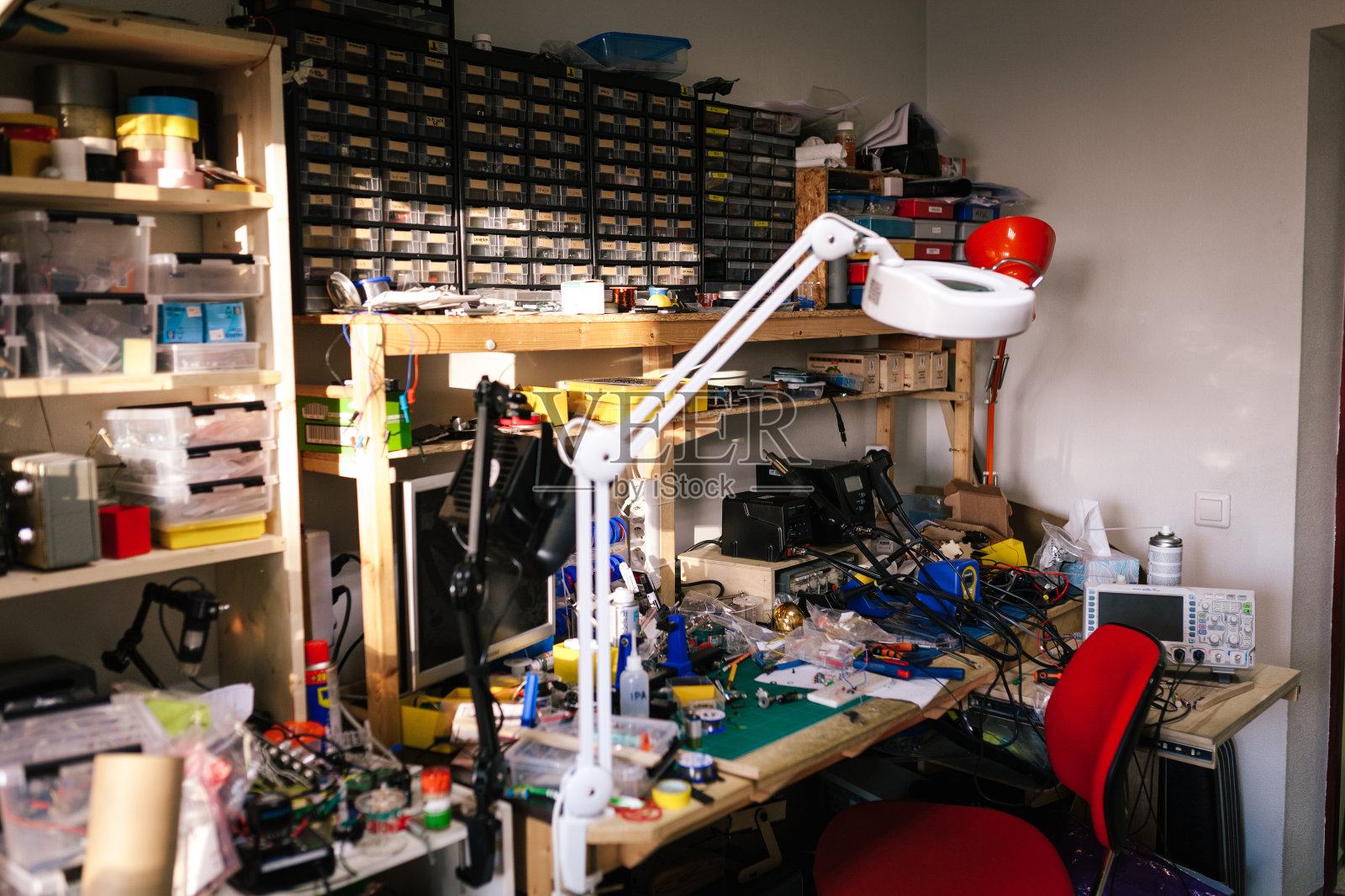 电脑工程师的办公桌照片摄影图片