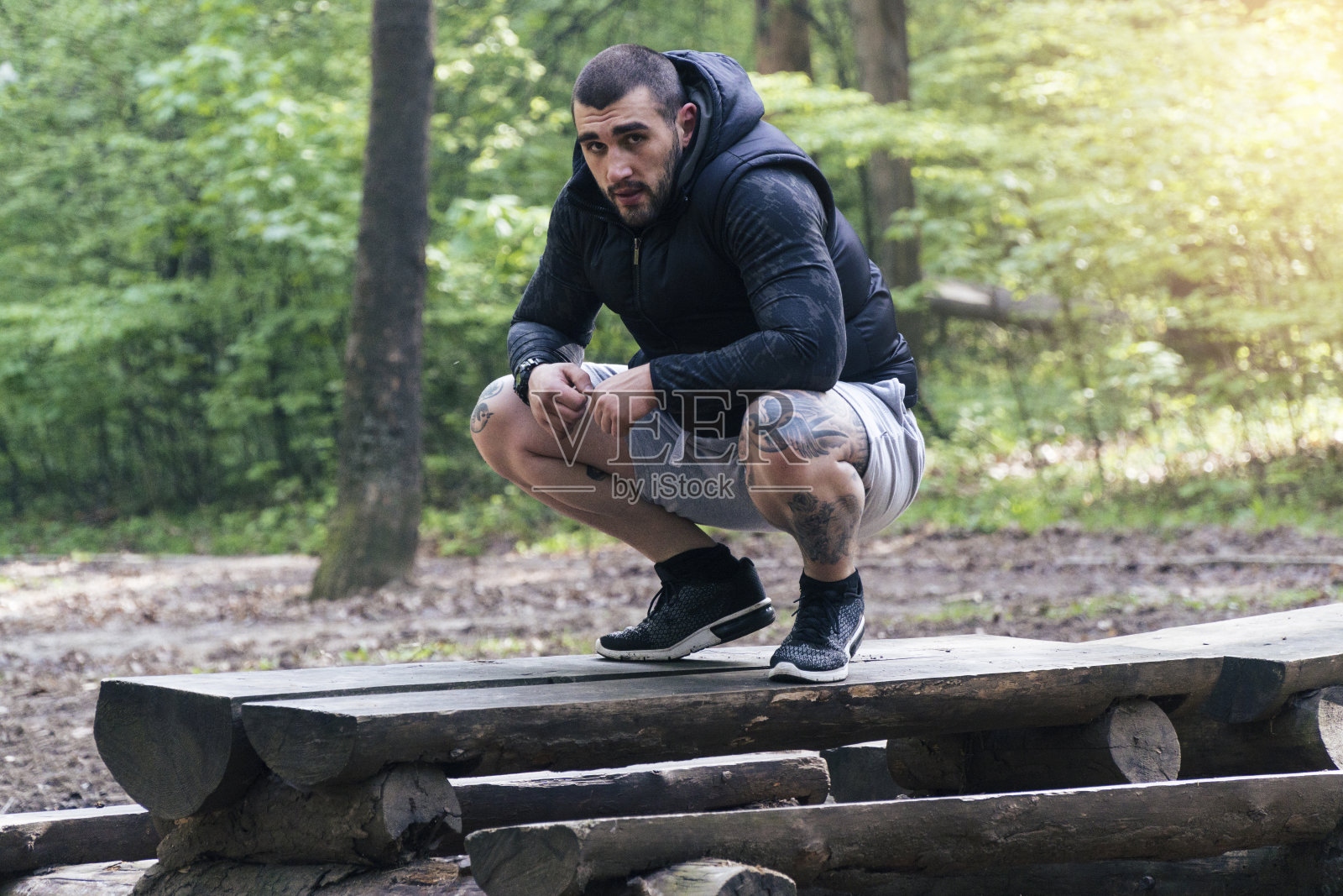 Z一代有影响力的人。年轻人做户外运动——健身和运动。照片摄影图片