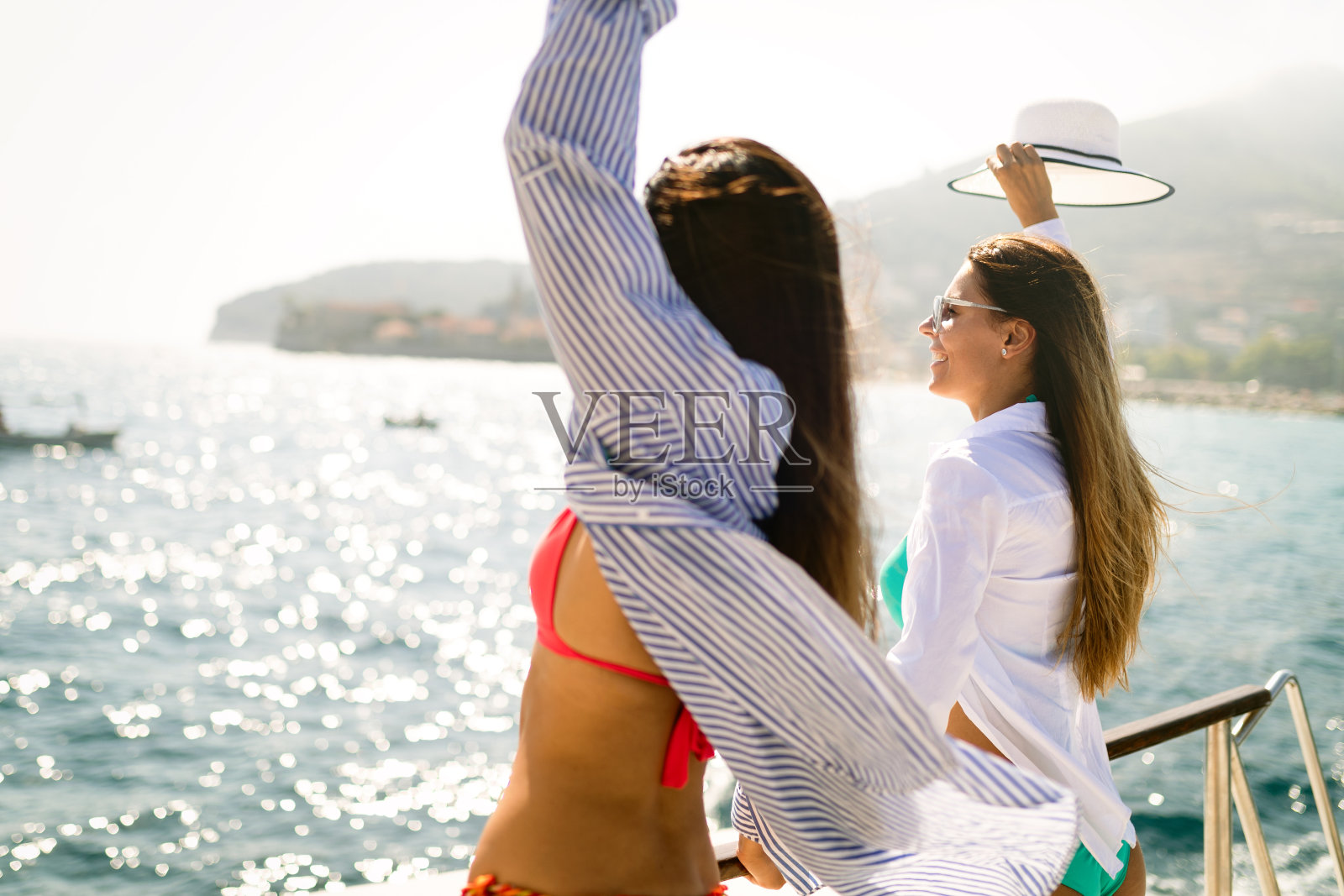 性感的女性朋友在海滩上享受暑假照片摄影图片