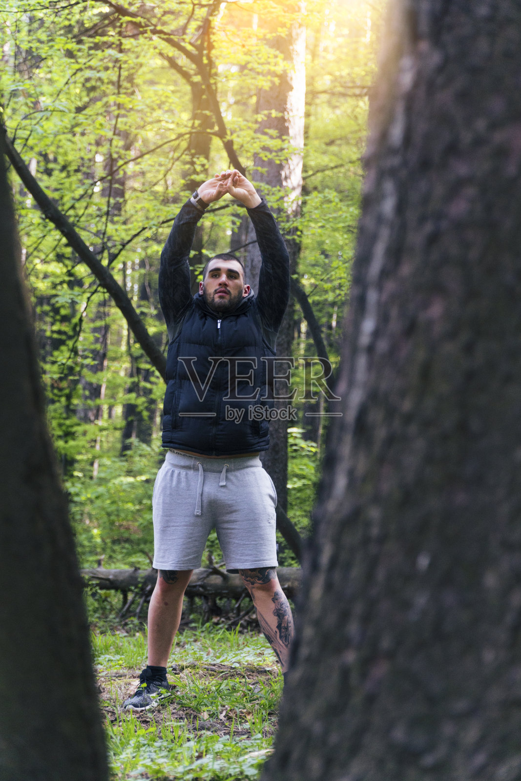 Z一代有影响力的人。年轻人做户外运动——健身和运动。照片摄影图片