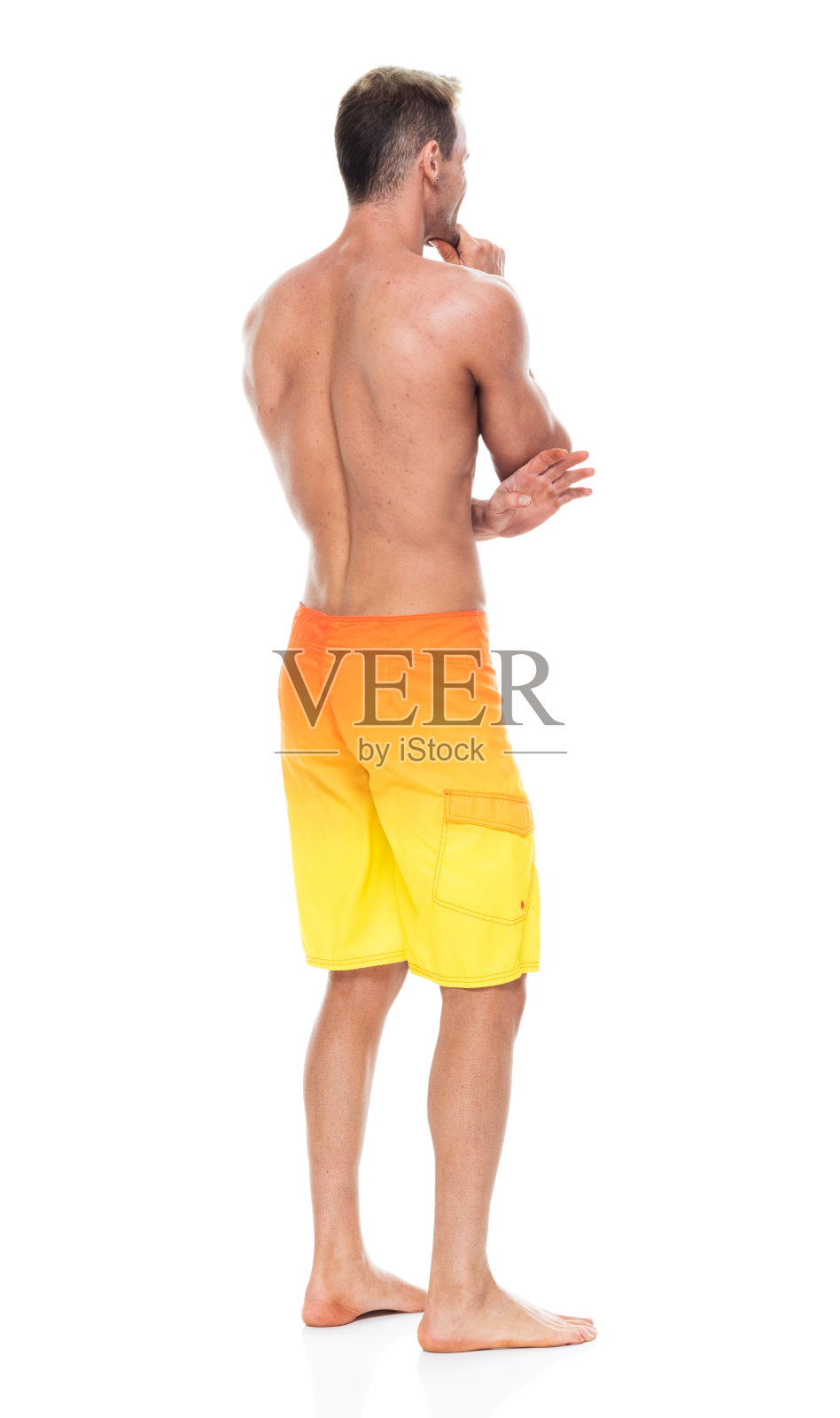 英俊的男人赤膊和穿着板子短裤-正在思考照片摄影图片