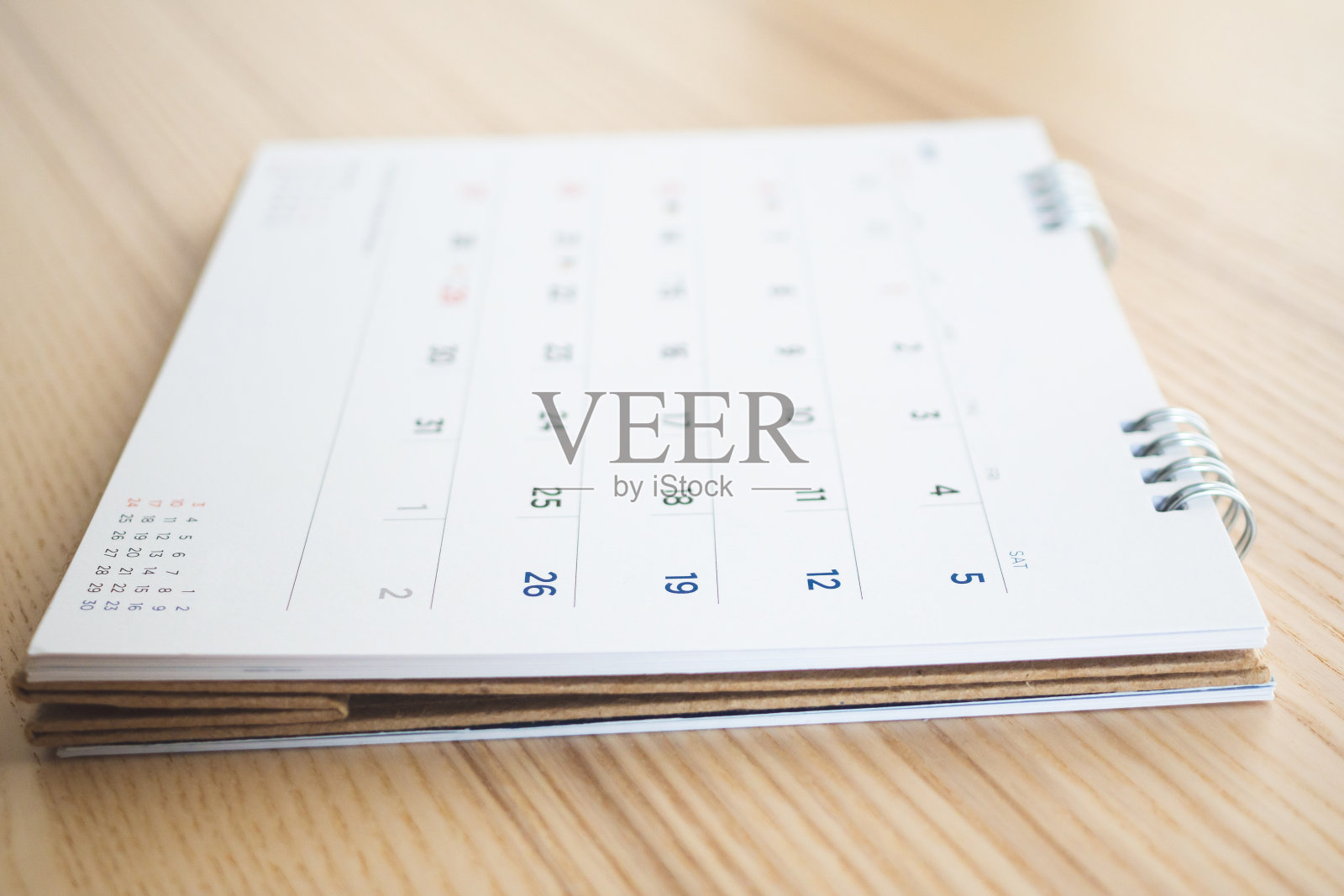 日历页上的木桌背景照片摄影图片