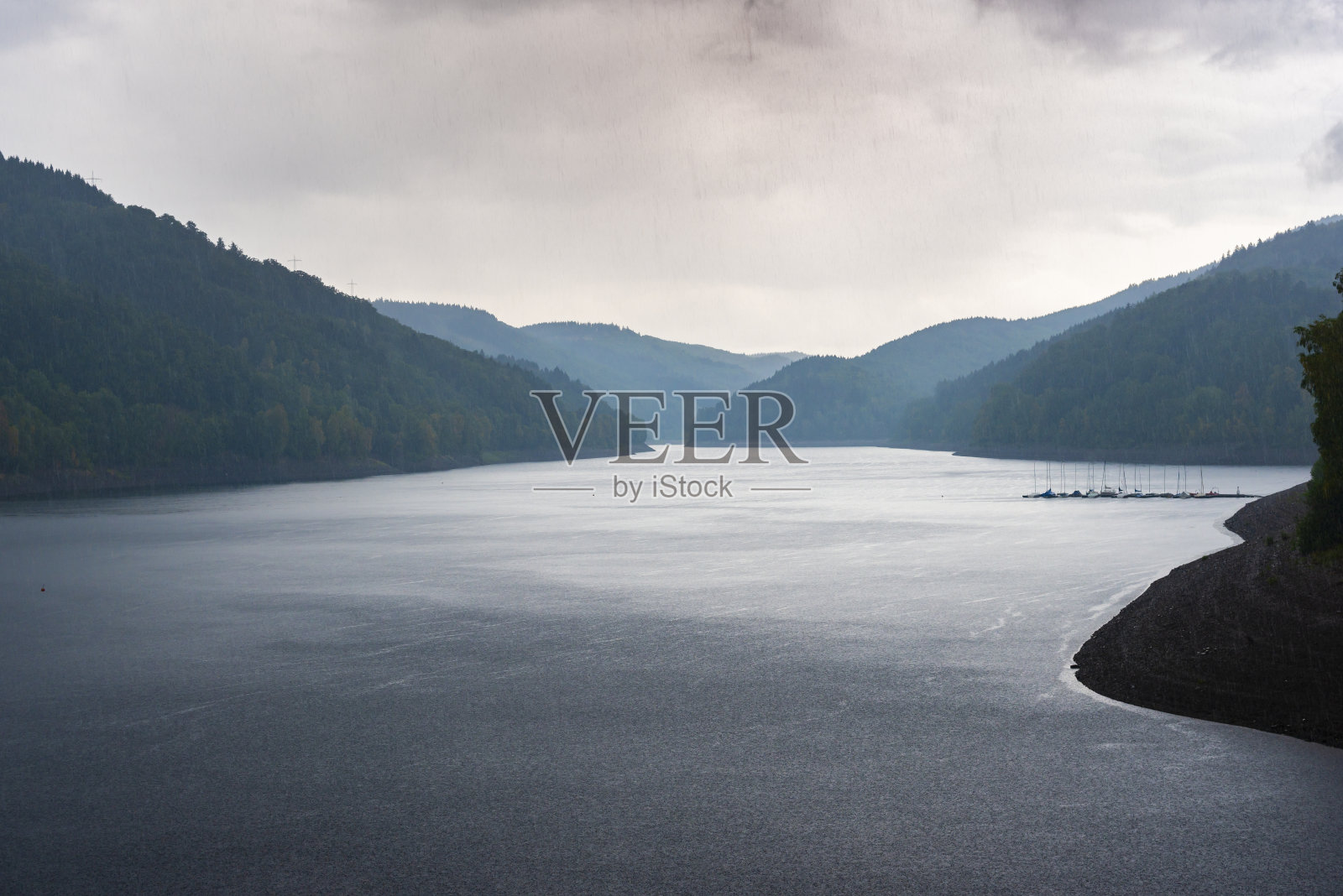 湖泊和山脉的戏剧性和神秘的形象照片摄影图片