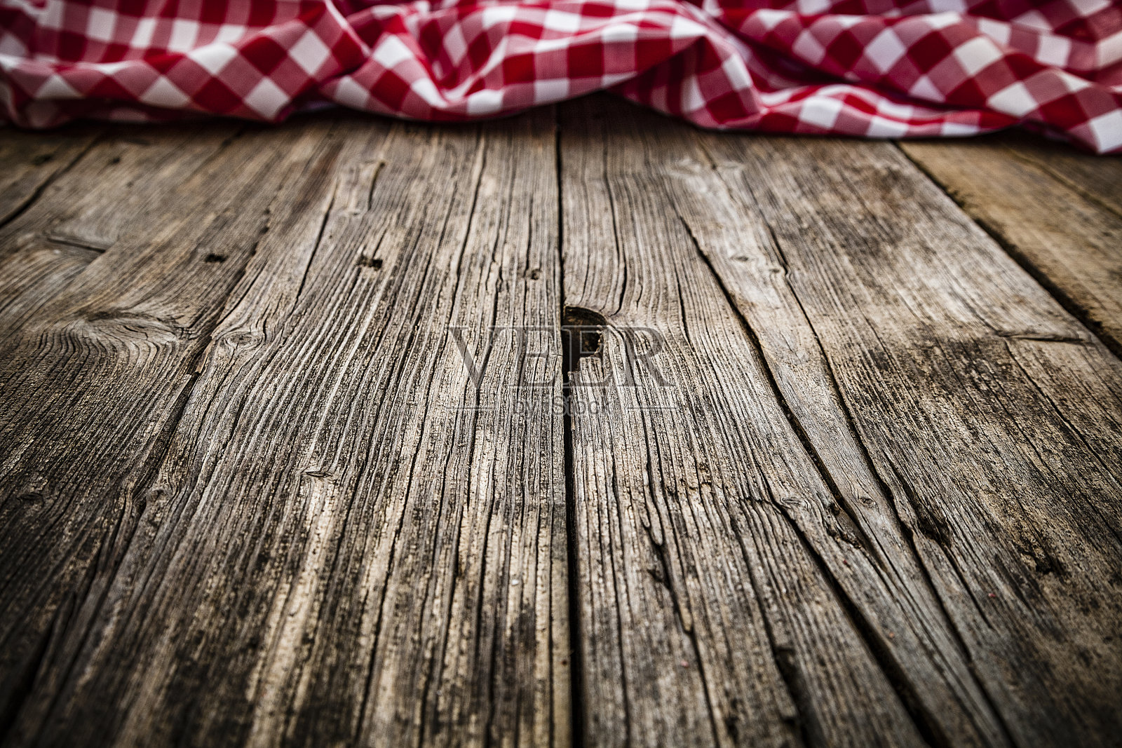 空木桌与格子布桌布在顶部边界。复制可用空间。照片摄影图片