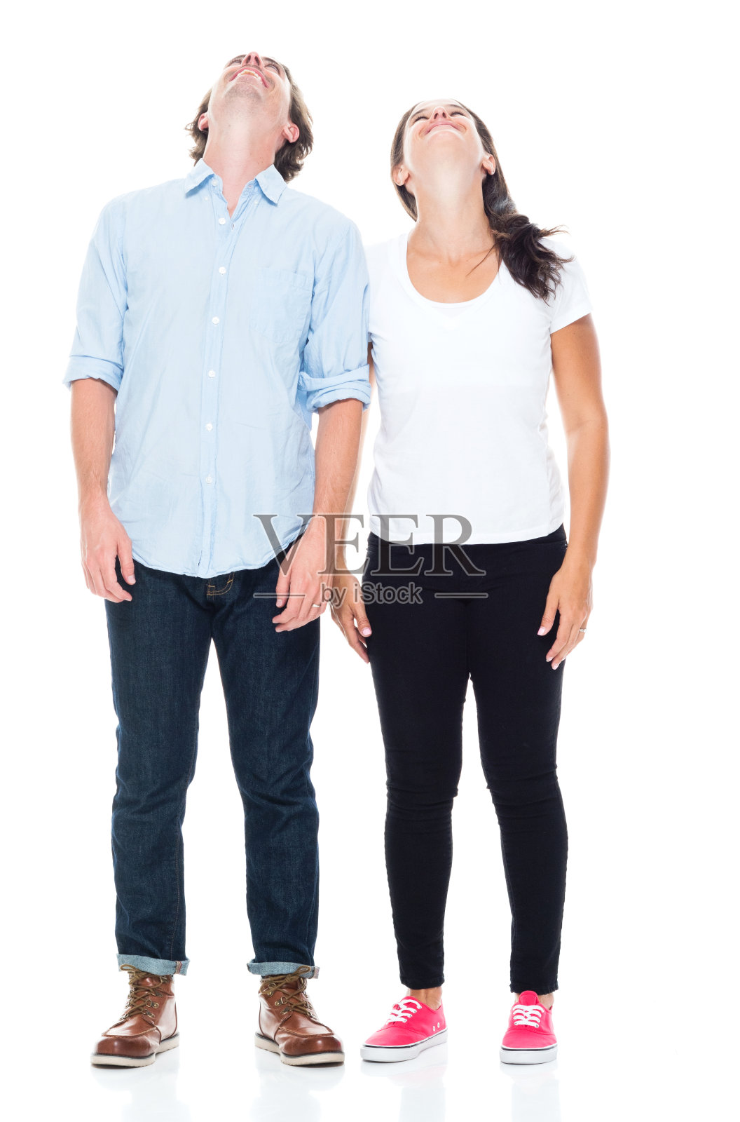 迷人的情侣抬头看照片摄影图片