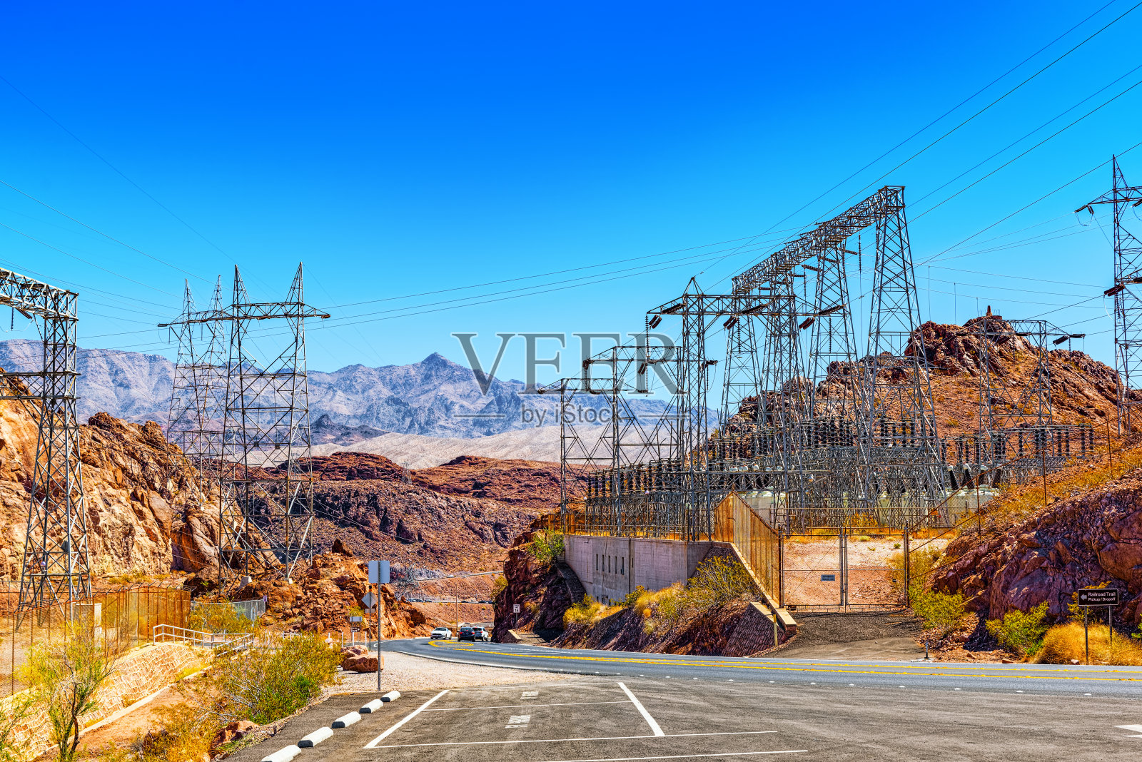 美国沙漠中的变电站和输电线路。照片摄影图片