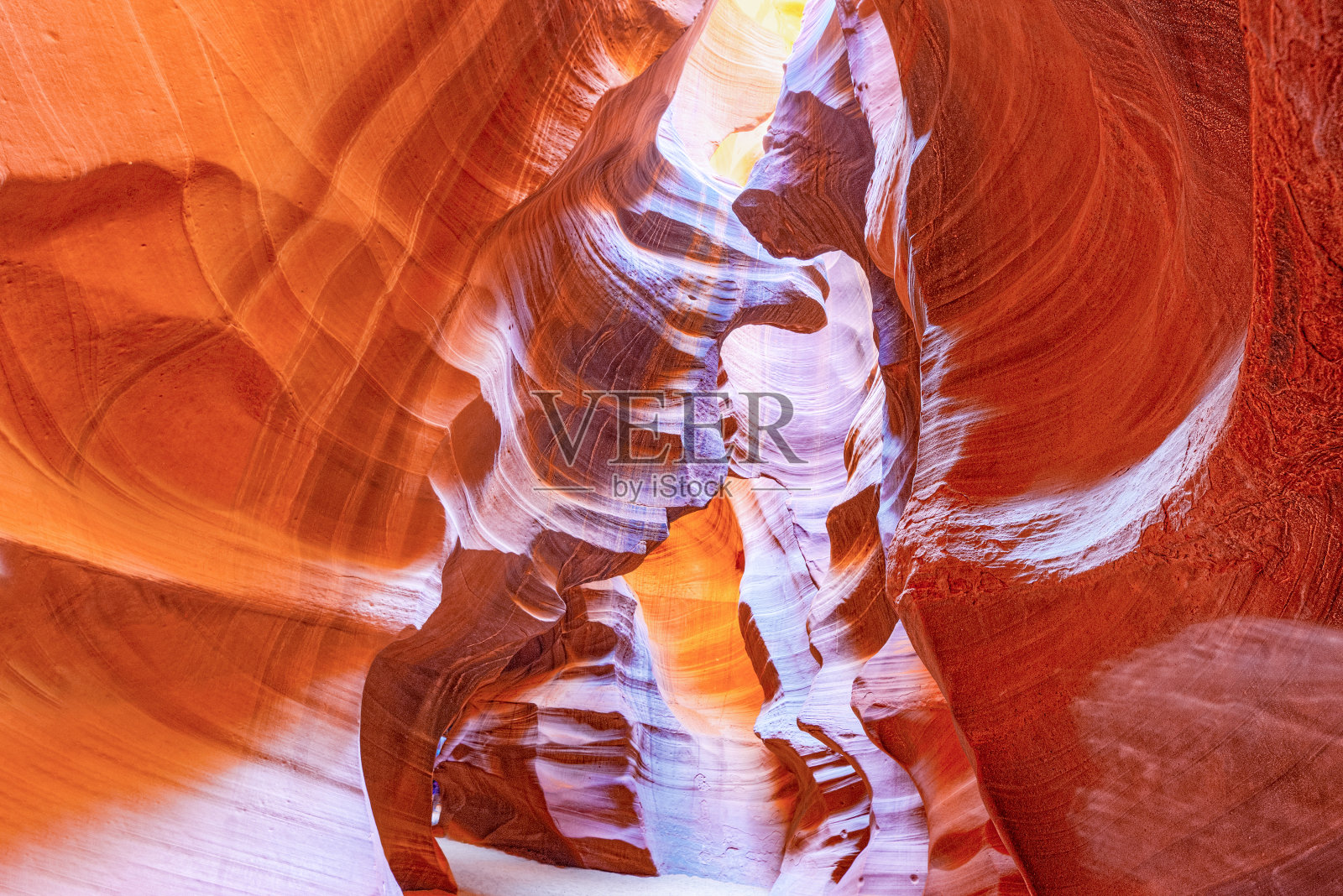 羚羊峡谷是美国西南部的一个狭缝峡谷。照片摄影图片