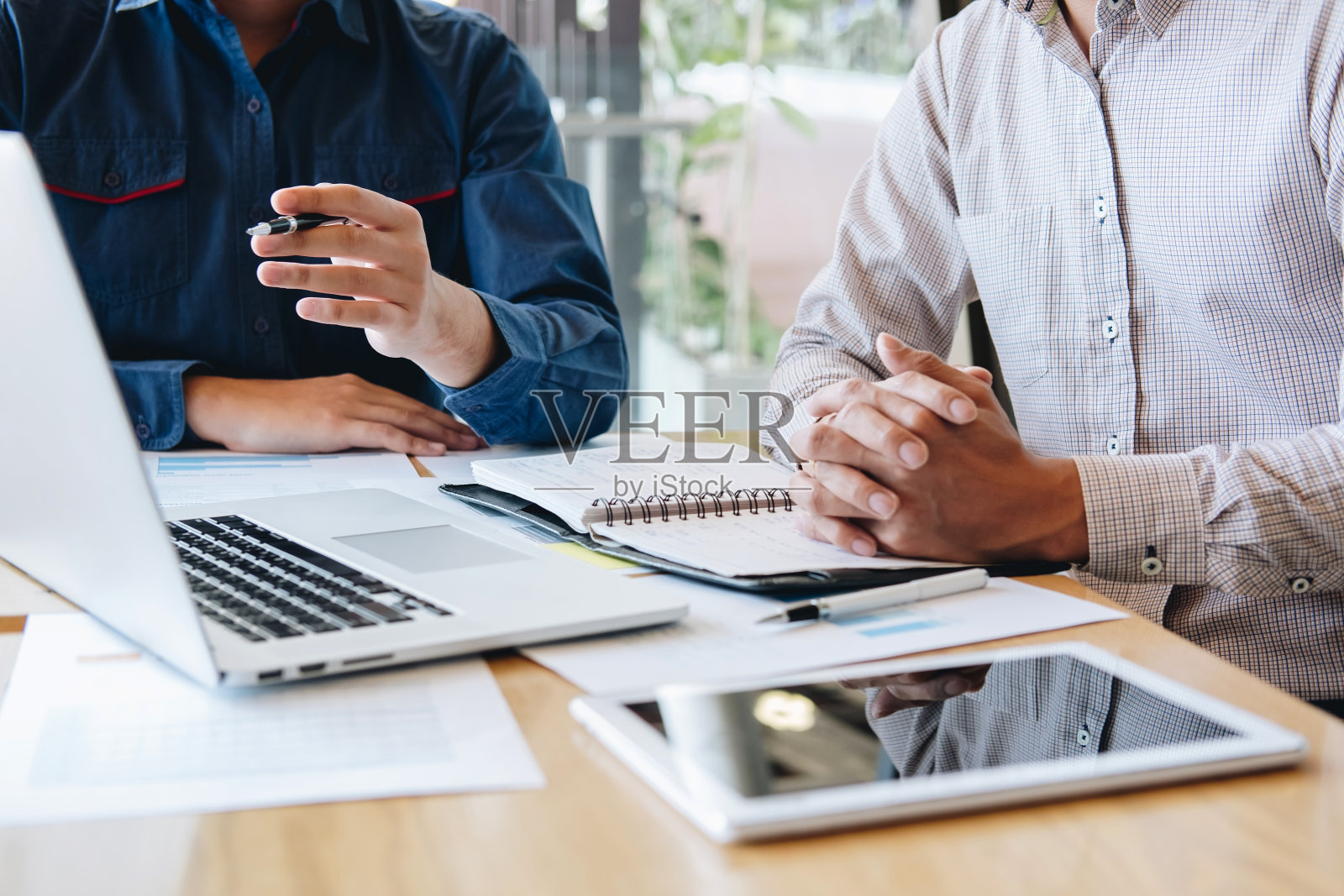 团队同事一起工作，商务休闲与合作伙伴在会议上展示项目，工作和分析，商业的想法展示和战略计划照片摄影图片