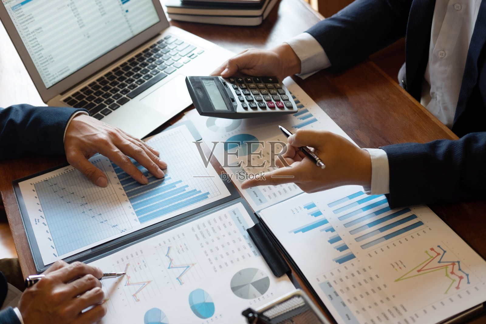 业务人员小组会议上对规划投资项目工作和业务策略进行讨论，与合作伙伴进行交流，财务会计概念照片摄影图片