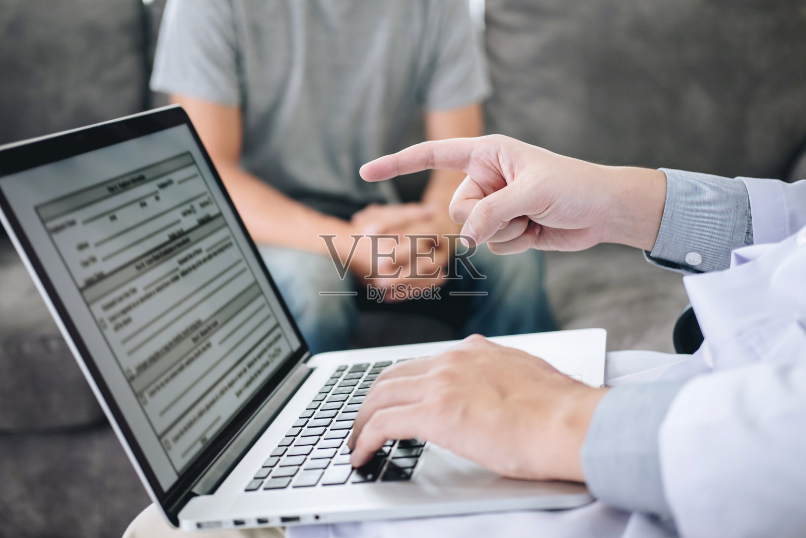 身穿白色大褂的专业医生与病人讨论会诊，讲解治疗康复和处方照片摄影图片