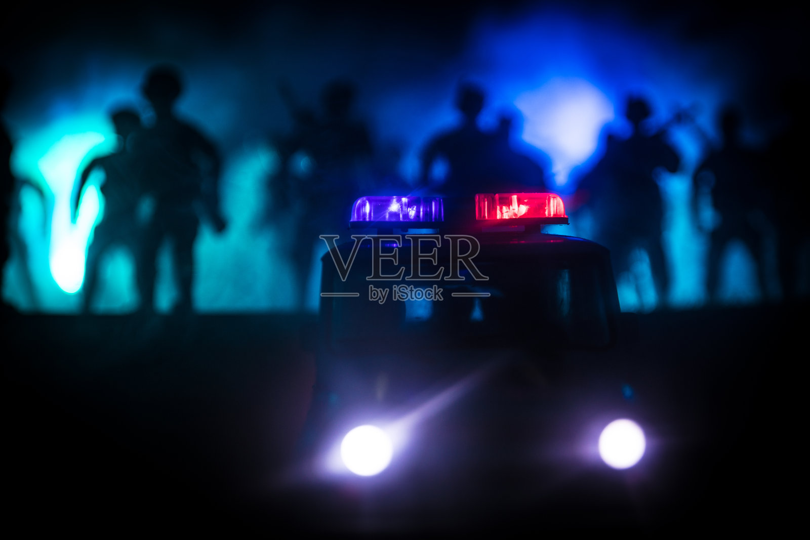 警车在晚上。一辆警车在雾中追赶一辆汽车。911紧急反应pSelective focus照片摄影图片