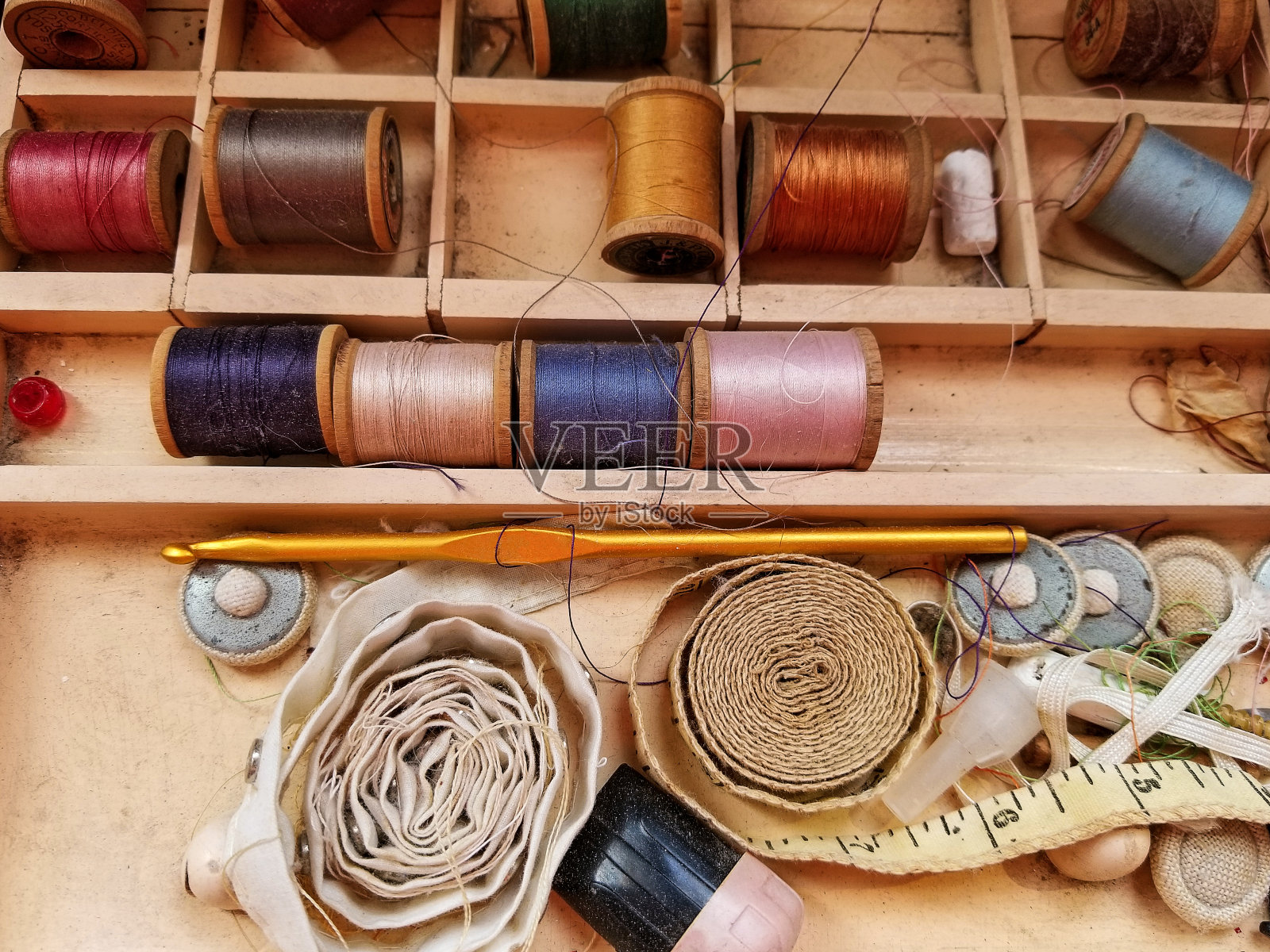 带线轴的旧针线盒照片摄影图片