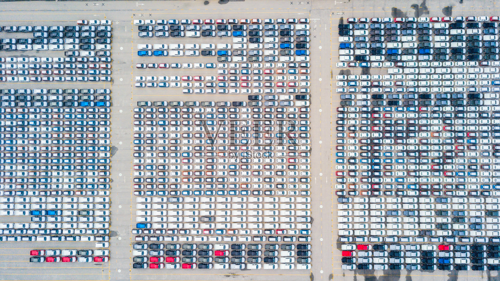 停车场上大量待出口的新车俯视图照片摄影图片
