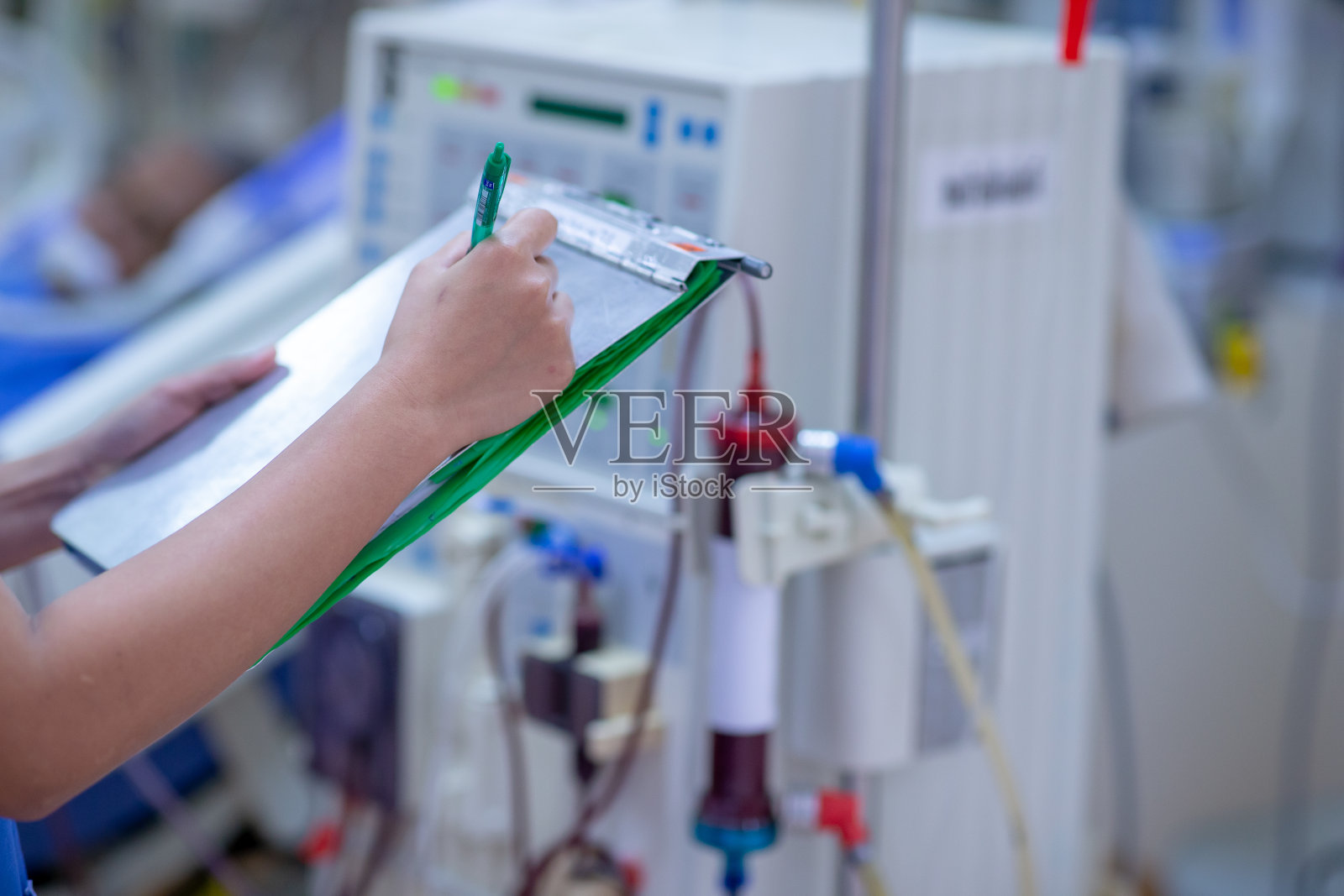 专科医生正在检查连续肾替代治疗设备、注射泵和血液透析机。照片摄影图片