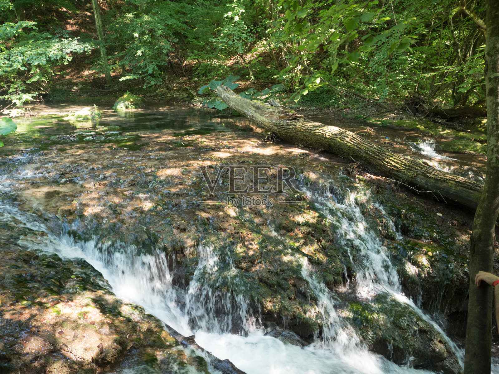 罗马尼亚内雷峡谷国家公园的拉瓦约阿加瀑布照片摄影图片